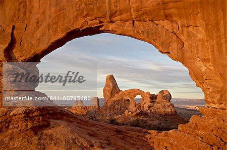 Arche de la tourelle à travers la fenêtre du Nord à l'aube, Parc National des Arches, Utah, États-Unis d'Amérique, l'Amérique du Nord