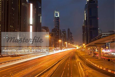 Vue de nuit de Sheikh Zayed Road, Dubai, Émirats arabes, Moyen Orient