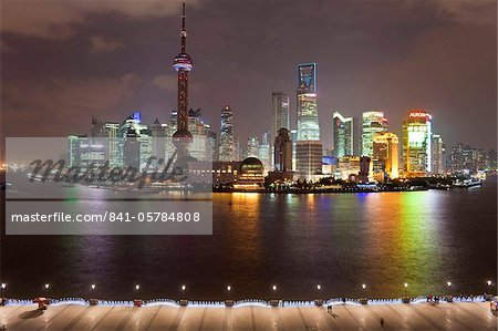 Nouvelle skyline de Pudong, à la recherche sur la rivière Huangpu le Bund, Shanghai, Chine, Asie