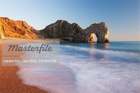 Durdle Door Strand an einem wunderschönen sonnigen Abend, Jurassic Coast, UNESCO Weltkulturerbe, Dorset, England, Vereinigtes Königreich, Europa