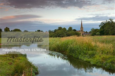 Église de Burford et le watermeadows rivière Windrush à Burford, les Cotswolds, Oxfordshire, Angleterre, Royaume-Uni, Europe