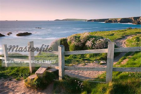 En bois stile sur Cornish falaises près de la baie de Portcothan, South West Coast Path long distance sentier, Cornwall, Angleterre, Royaume-Uni, Europe