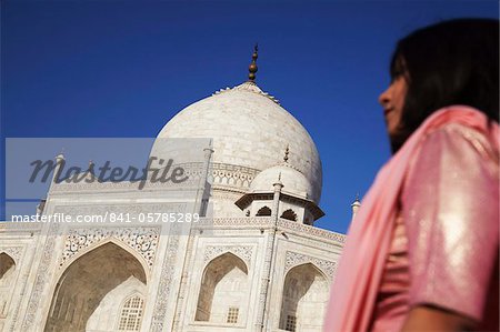 Femme en sari au Taj Mahal, patrimoine mondial UNESCO, Agra, Uttar Pradesh, Inde, Asie