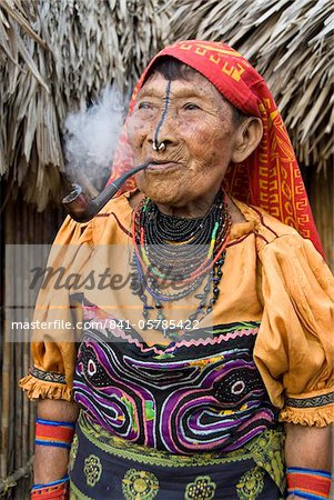 Femme Kuna fumer une pipe, Playon Chico Village, îles de San Blas (Kuna Yala îles), Panama, Amérique centrale