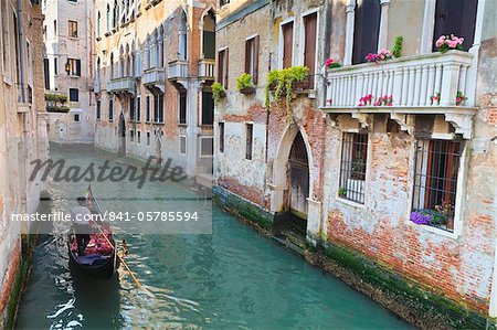 Eine Gondel auf einem Kanal in Venedig, UNESCO-Weltkulturerbe. Veneto, Italien, Europa