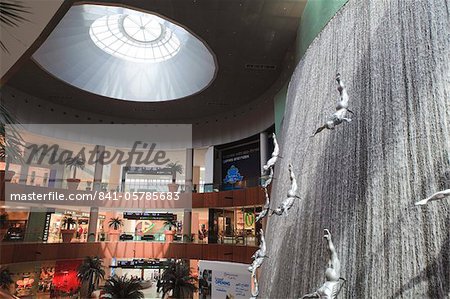 Der Wasserfall in der Dubai Mall, die Welt ist die größte Shopping-Mall, Downtown Burj Dubai, Dubai, Vereinigte Arabische Emirate, Naher Osten