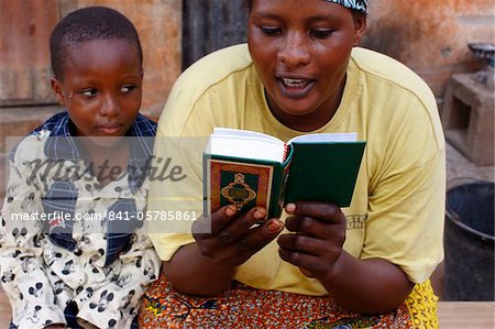 Afrikanische Mutter lesen das Koran, Lome, Togo, Westafrika, Afrika