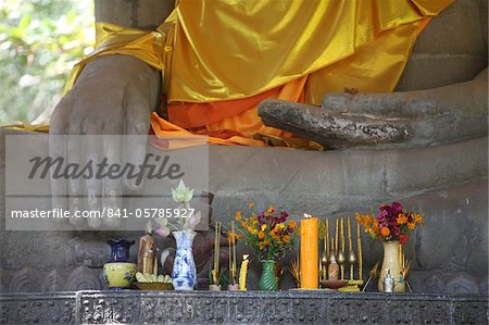 Statue de Bouddha dans la terre ne pose, avec des offrandes, Siem Reap, Cambodge, Indochine, l'Asie du sud-est, Asie