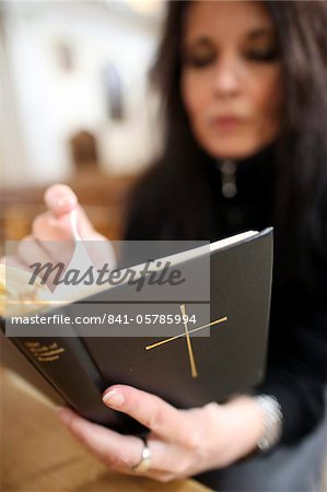 Femme lisant la Bible dans une église, Haute-Savoie, France, Europe