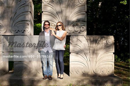 Porträt von Young Couple Standing Stein Skulpturen im Park, Ontario, Kanada