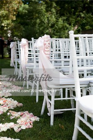 Chaises disposées pour mariage