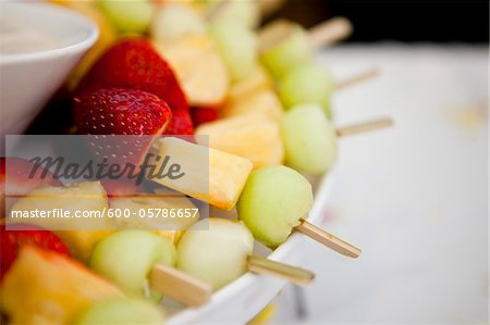 Gros plan des brochettes de fruits