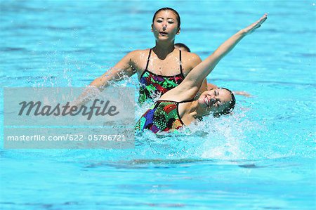 Schwimmer im Schwimmbad, synchronisiert Schwimmen