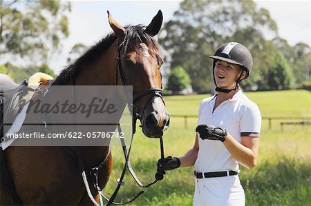 Jeune cheval cavalier souriant