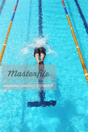 Junge Frau Tauchen im Schwimmbad