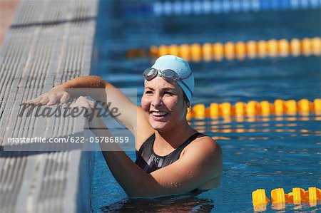 Jeune femme nageur souriant