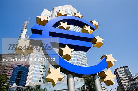 Symbole de l'euro à l'extérieur de la Banque centrale européenne, la Frankfurt, Allemagne Symbole de l'euro à l'extérieur de la Banque centrale européenne, la Frankfurt, Allemagne