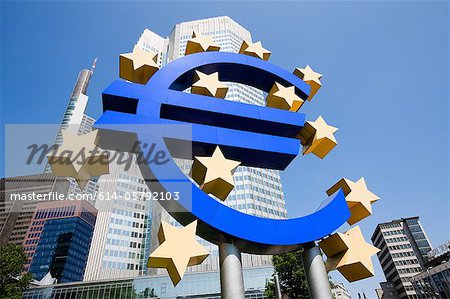 Symbole de l'euro à l'extérieur de la Banque centrale européenne, la Frankfurt, Allemagne