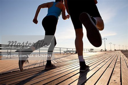 Zwei Menschen laufen auf promenade