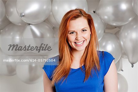 Heureuse jeune femme en face de ballons