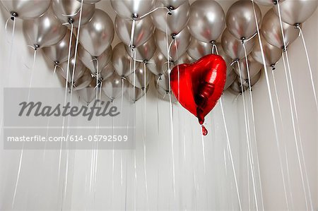 Herz Form Ballon unter den einfachen Ballons