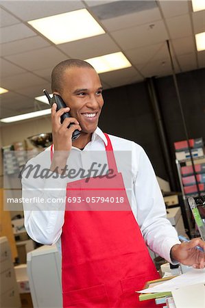 Industriearbeiter am Telefon sprechen