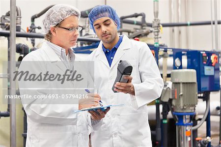 Deux hommes qui travaillaient dans l'usine de mise en bouteille