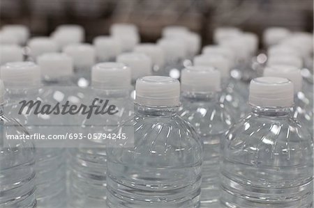 Vue rapprochée des bouteilles d'eau