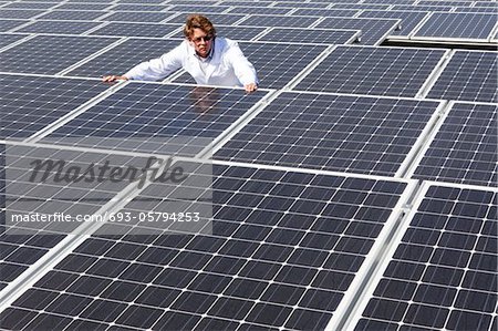 Panneaux solaires de homme arpentage