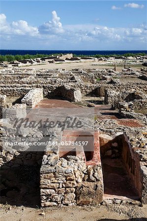 Phénicien ruines avec Méditerranée au-delà, Site archéologique de Kerkouane, patrimoine mondial de l'UNESCO, Tunisie, Afrique du Nord, Afrique