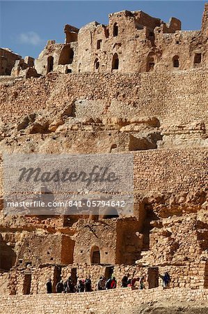 Troglodyte grottes et niches de grenier appelées ghorfas, hillside village berbère de Chenini, Tunisie, Afrique du Nord, Afrique