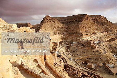 Getreidespeicher (Ghorfas) und primitive Behausungen am Hang Berber Dorf von Chenini, Tunesien, Nordafrika, Afrika