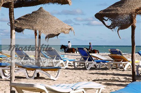 Scène de plage sur la côte méditerranéenne dans la zone, l'île de Djerba, en Tunisie, l'Afrique du Nord, Afrique de tourisme