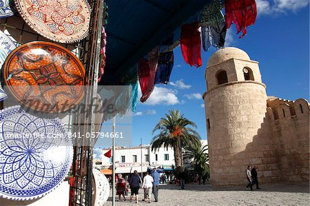 Boutique d'artisanat à l'extérieur de la grande mosquée, lieu de la Grande mosquée, Medina, Sousse, Tunisie, Afrique du Nord, Afrique Boutique d'artisanat à l'extérieur de la grande mosquée, lieu de la Grande mosquée, Medina, Sousse, Tunisie, Afrique du Nord, Afrique