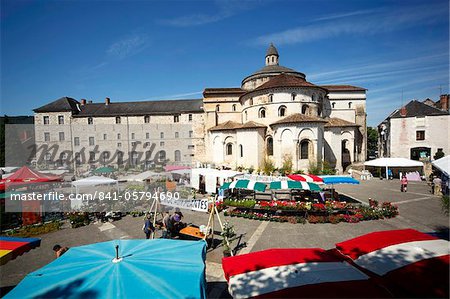 Blumenmarkt und Jahrhundert Abteikirche Sainte-Marie-de-Souillac, Souillac, Lot, Perigord Noir, Midi-Pyrenäen, Dordogne, Frankreich, Europa