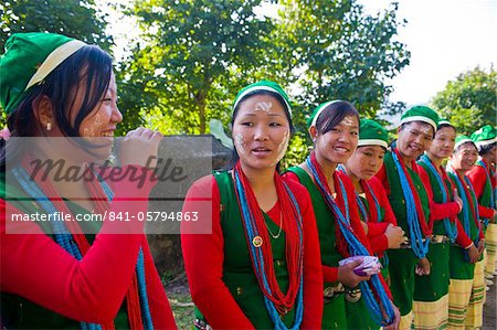 Traditionell gekleidete Mädchen des Stammes der Hillmiri in der Nähe von Daporjio, Arunachal Pradesh, nordöstlichen Indien, Indien, Asien