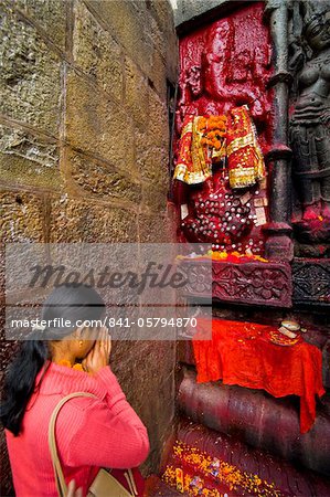 Le pèlerin devant un rouge de couleur statue de Pierre le Kamakhya Hindu temple, Guwahati, Assam, Inde, Asie