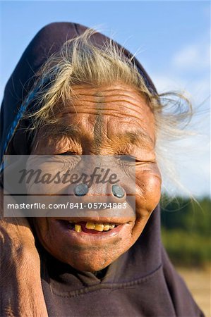 Alte Frau des Stammes Apatani berühmt für die Holzteile in ihre Nase zu machen hässlich, Ziro, Arunachal Pradesh, nordöstlichen Indien, Indien, Asien