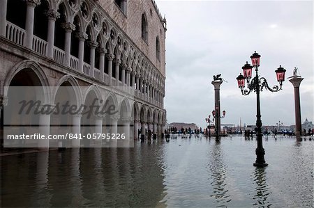 Maree Haute Sur La Place Saint Marc Inondation De La Place Et Le Palais Des Doges Venise Unesco World Heritage Site Veneto Italie Europe Photographie De Stock Masterfile Rights Managed Artiste