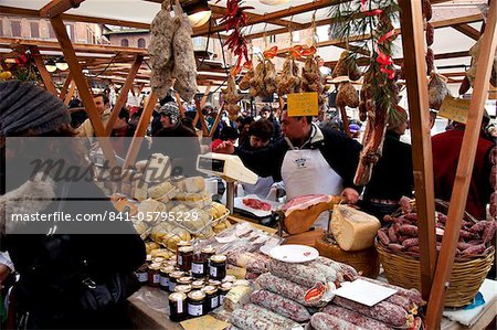 Marktstände verkaufen typische Salami und Pecorino-Käse auf der Piazza del Campo, Siena, Toskana, Italien, Europa