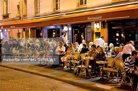 Scène de café à la nuit, Paris, France, Europe