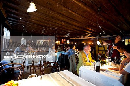 Essen &amp; Trinken im Restaurant Zum Goldenen Schafli, St. Gallen, Schweiz, Europa