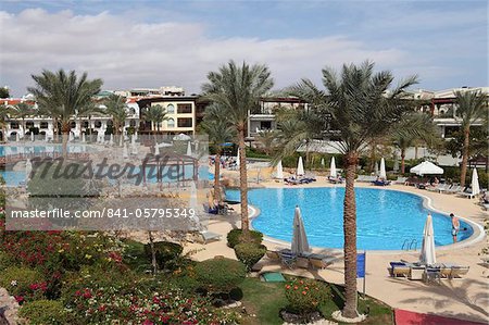 Eine Palme gesäumten Swimmingpool im Royal Savoy Resort in Sharm el-Sheikh, Ägypten, Nordafrika, Afrika