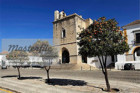 Orangers poussent à l'extérieur de la cathédrale (Se) dans la vieille ville de Faro, Algarve, Portugal, Europe