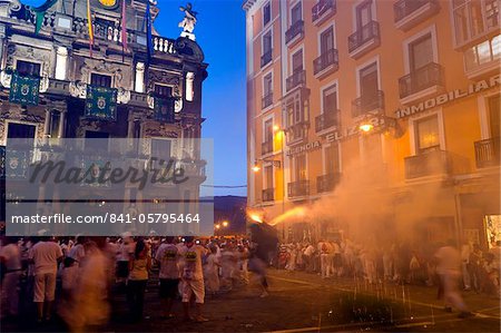El Toro de Fuego (feu d'artifice Bull Run), festival de San Fermin, Pampelune, Navarra (Navarre), Espagne, Europe