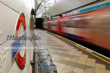 Ligne centrale du métro Station Banque plate-forme, Londres, Royaume-Uni, Europe Ligne centrale du métro Station Banque plate-forme, Londres, Royaume-Uni, Europe