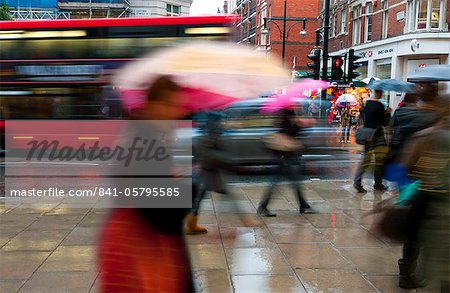 Shopper im Regen, Oxford Street, London, England, Vereinigtes Königreich, Europa