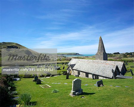 Vues de l'estuaire de Camel depuis le cimetière, l'église St. Enodoc, Rock, North Cornwall, Angleterre, Royaume-Uni, Europe