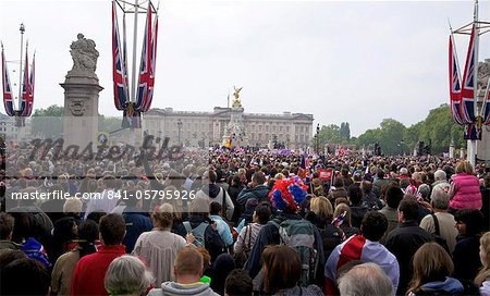 Foule debout dans le centre commercial à l'extérieur du Palais de Buckingham le jour Prince William épouse Kate Middleton, 29 avril 2011, Londres, Royaume-Uni, Europe Foule debout dans le centre commercial à l'extérieur du Palais de Buckingham le jour Prince William épouse Kate Middleton, 29 avril 2011, Londres, Royaume-Uni, Europe
