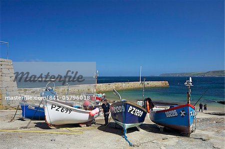 Fischerboote im Hafen, Sennen Cove, West Penwith, Cornwall, England, Vereinigtes Königreich, Europa